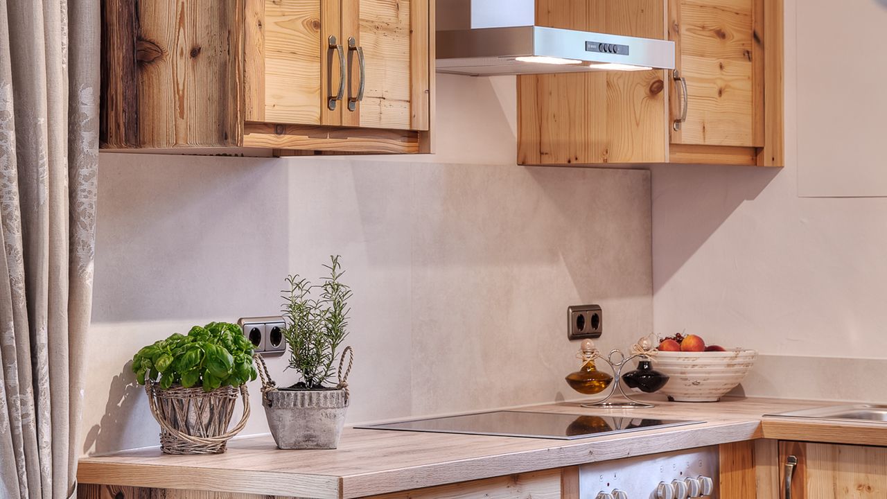 Vollausgestattete Küche in Altholzqualität Vollausgestattete Küche in Altholzqualität